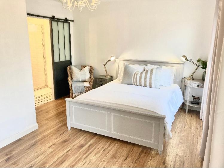 Stunning Bedroom Overlooking The Charente Bourg-Charente Esterno foto